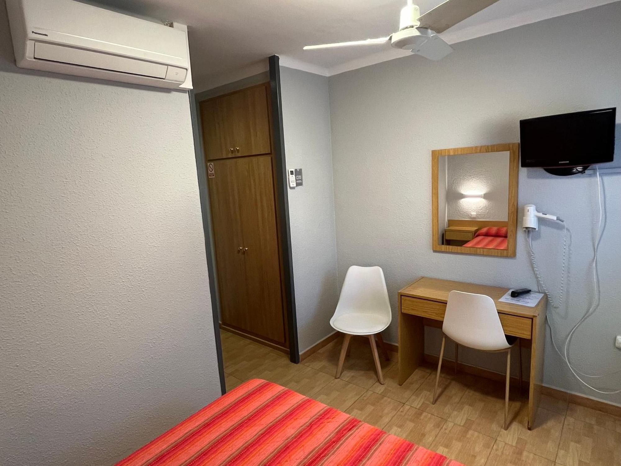 Hostal Tarres Angles Room photo